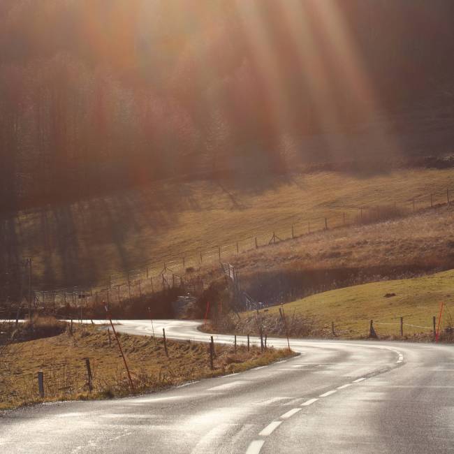 Ma P'tite Balade propose des road trips en voiture pour passionnés d'automobile et de découverte en France - Ardèche - Alpes